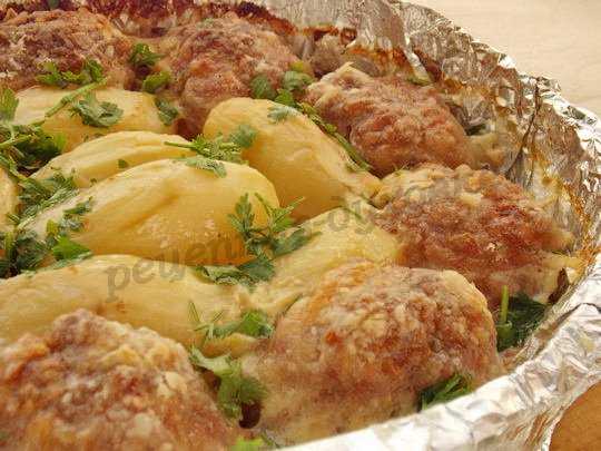 Тефтели, запеченные в духовке с картофелем – кулинарный рецепт