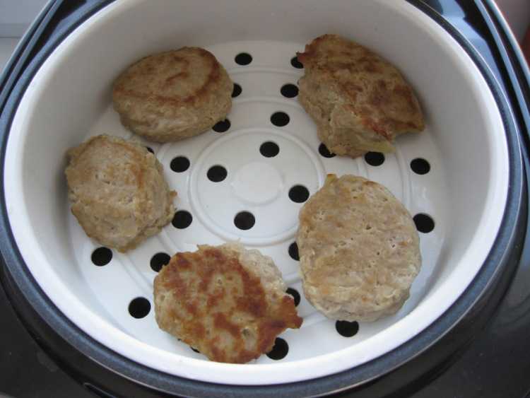 Котлеты на пару с жареным картофелем в мультиварке: рецепт с фото