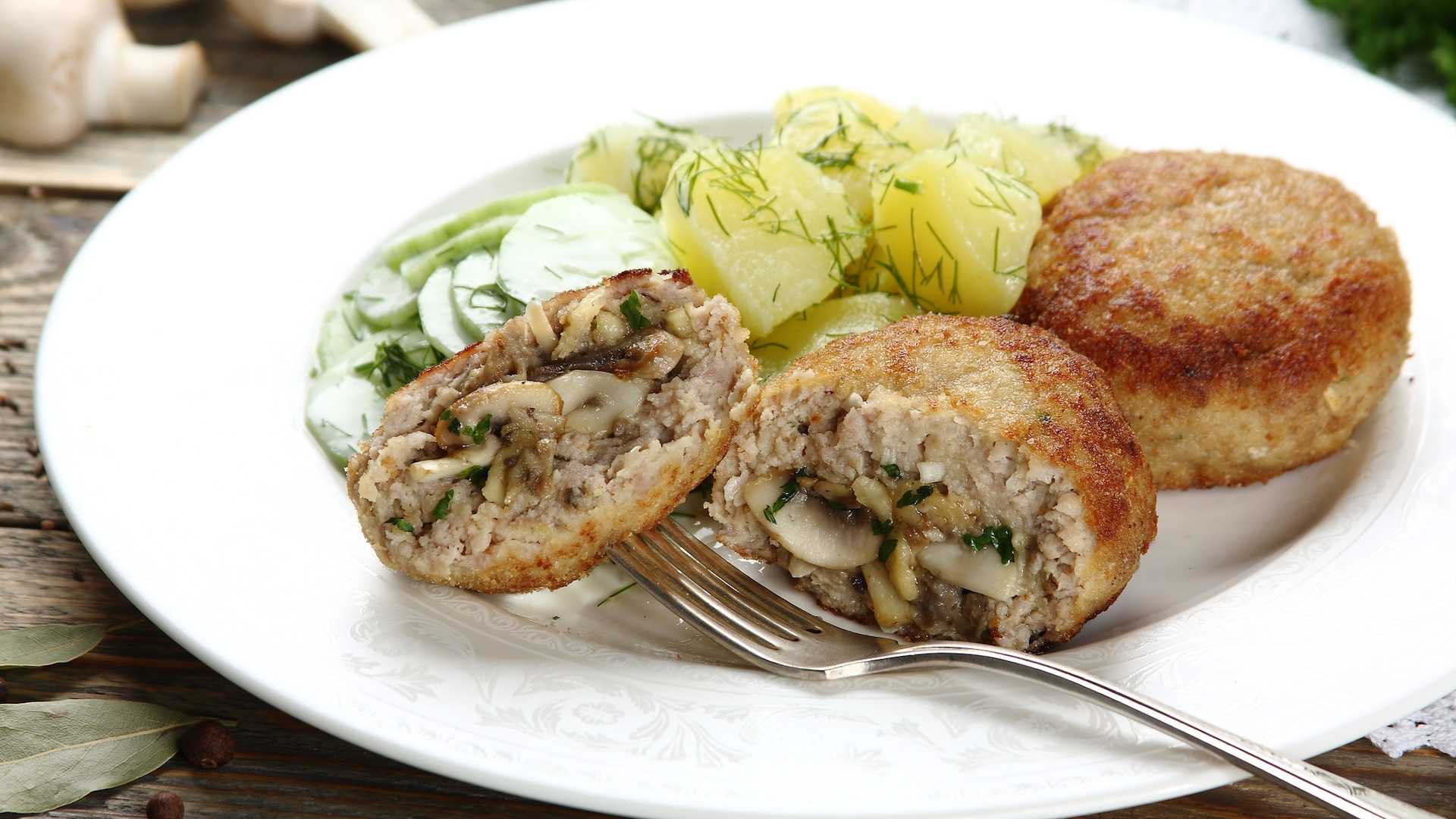 Куриные котлеты с грибами "пышные" – кулинарный рецепт
