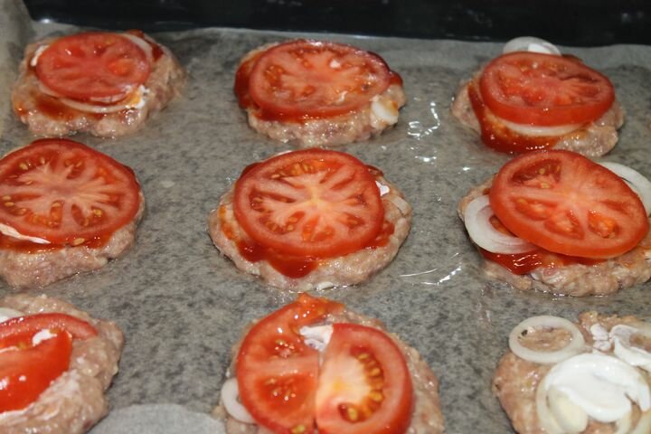 Котлеты из фарша с помидором или грибами под сыром в духовке