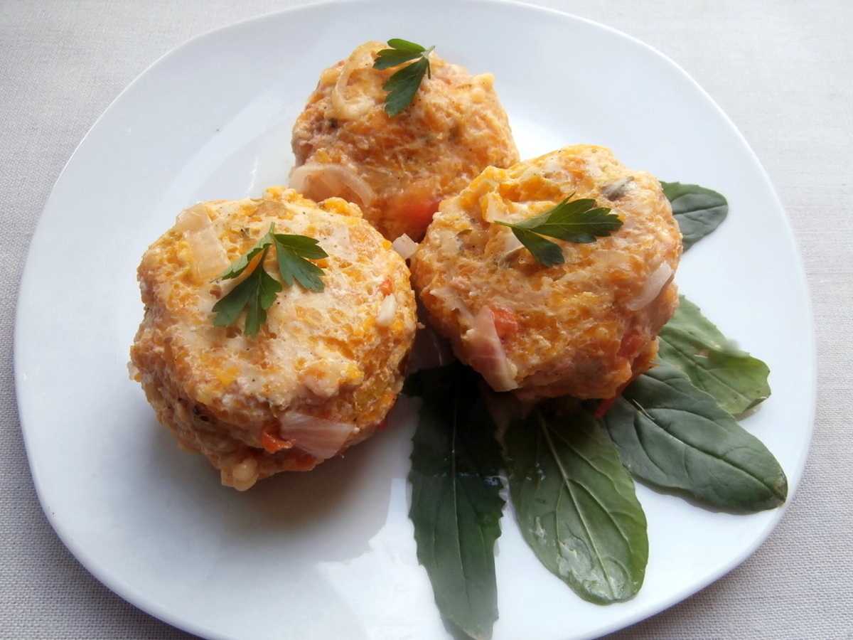 Рыбно-рисовые тефтели "ёжики" в томате – кулинарный рецепт
