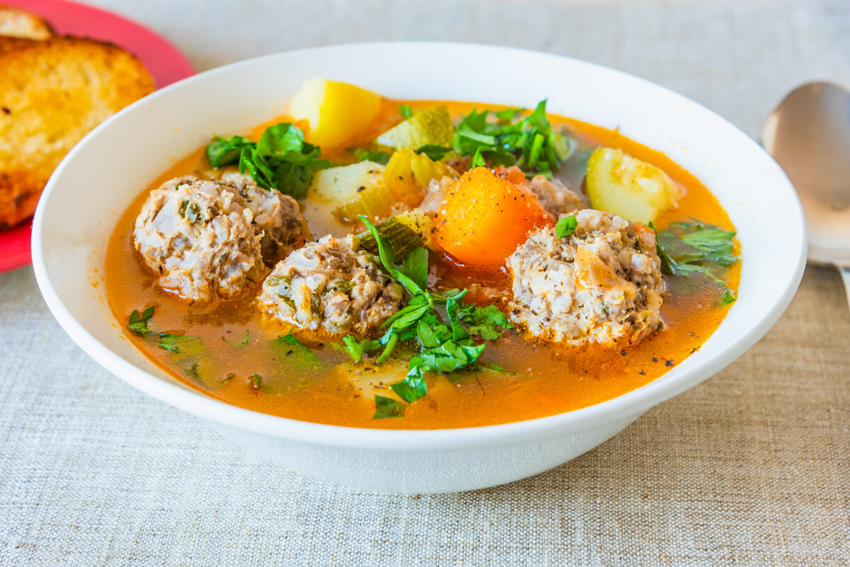 Суп с тефтелями из мясного или рыбного фарша - как быстро приготовить с картофелем, лапшой или рисом