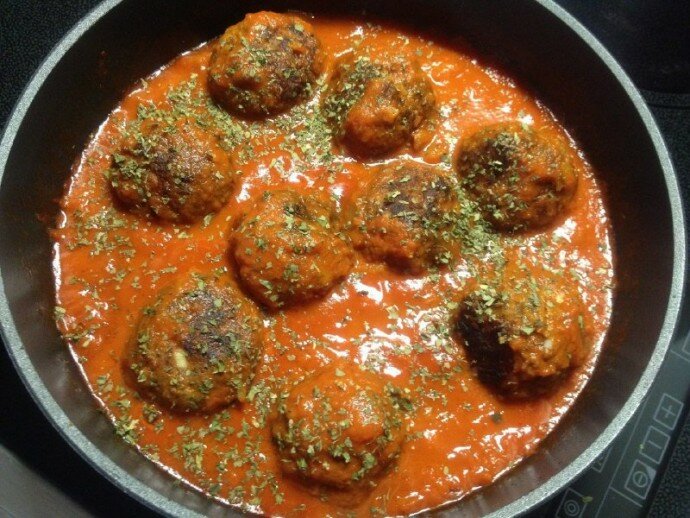 Тефтели в томатно-сметанном соусе – кулинарный рецепт