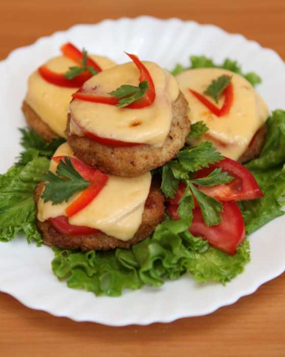 Котлеты в духовке с сыром и помидором или грибами – рецепт с пошаговыми фото