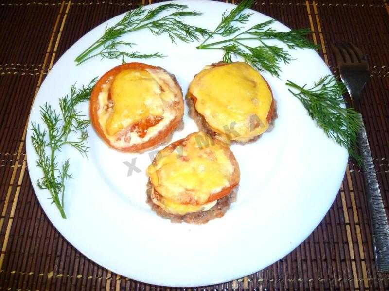 Котлеты, запечённые в духовке с помидорами - 7 пошаговых фото в рецепте