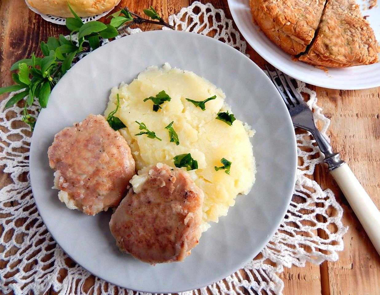 Котлеты из картофельного пюре: рецепт на сковороде с сырно-мясной начинкой | о еде и не только | яндекс дзен