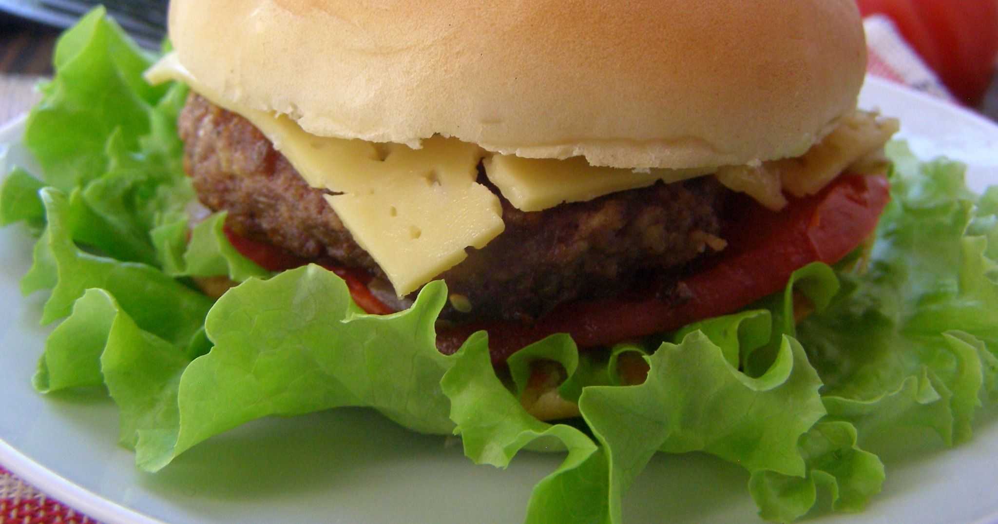 Как приготовить вкусный и сочный чизбургер в домашних условиях