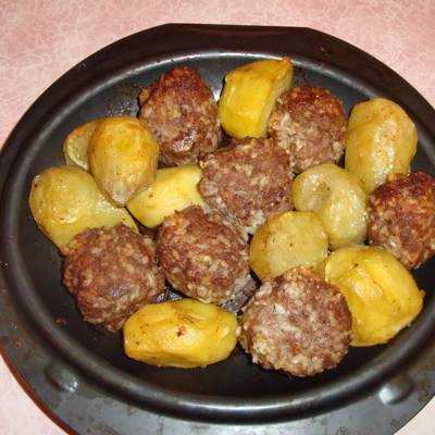 Вкусное и питательное блюдо тефтели с картошкой в духовке