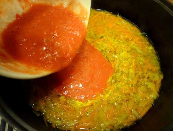Фрикадельки с подливкой томатной пастой на сковороде