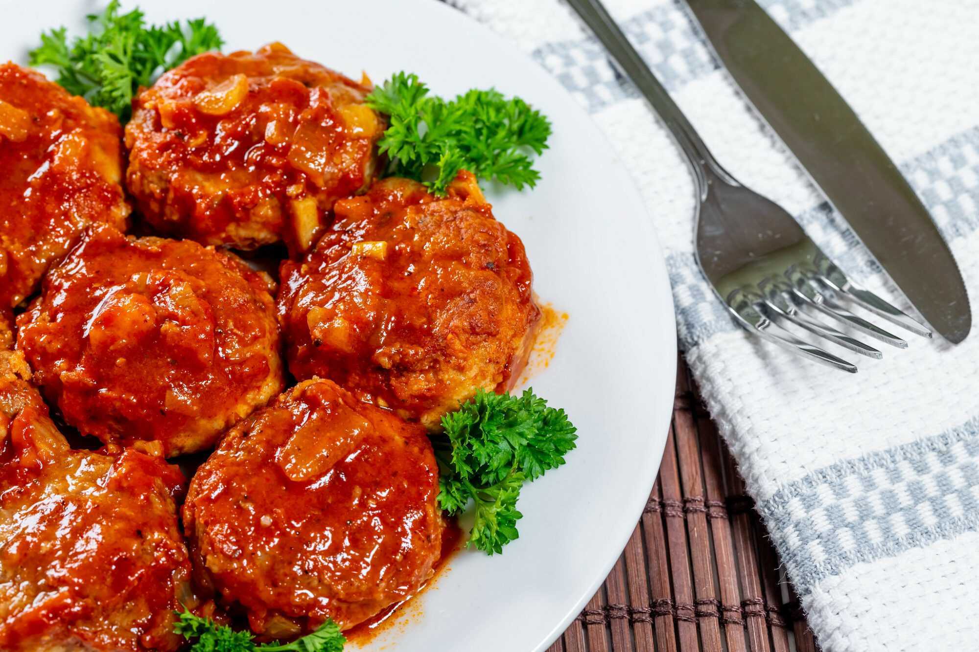 Мясные котлеты в пряном томатном соусе – кулинарный рецепт