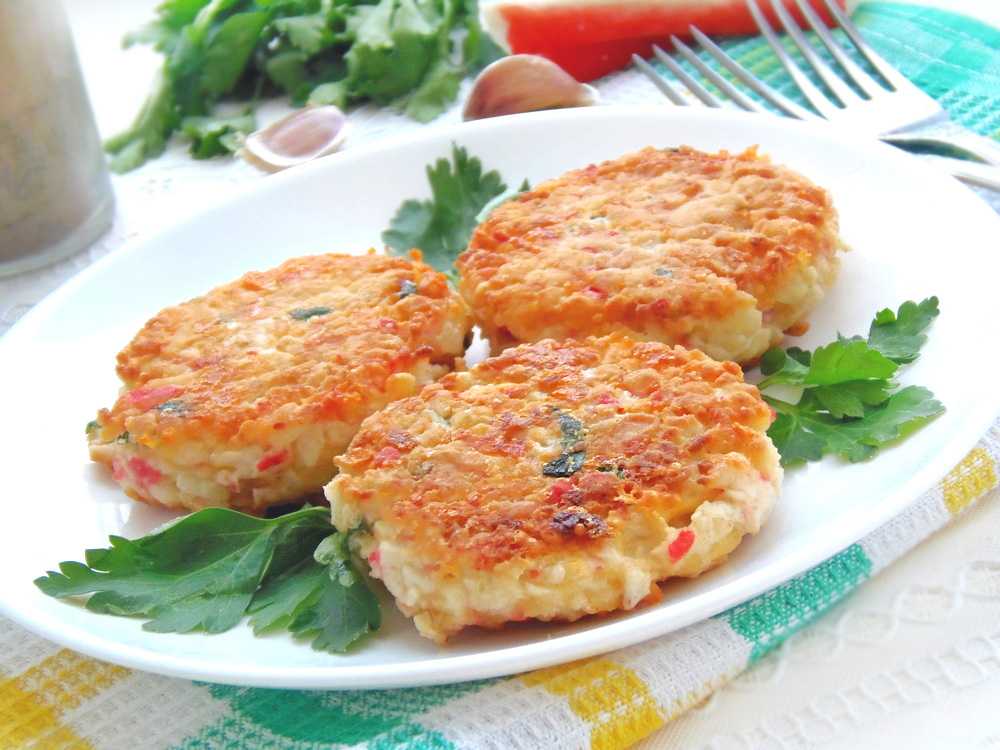 Картофельные биточки с крабовыми палочками и соусом – кулинарный рецепт