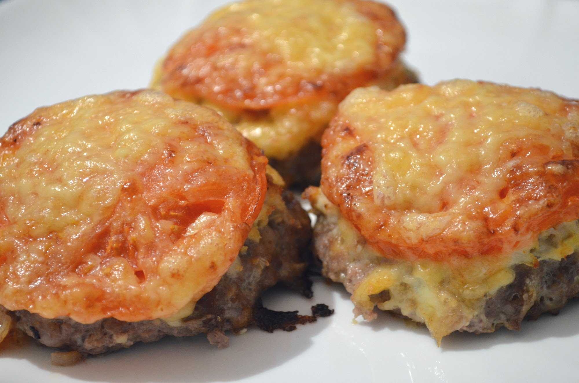 Котлеты в духовке с сыром и помидорами рецепт с фото пошагово