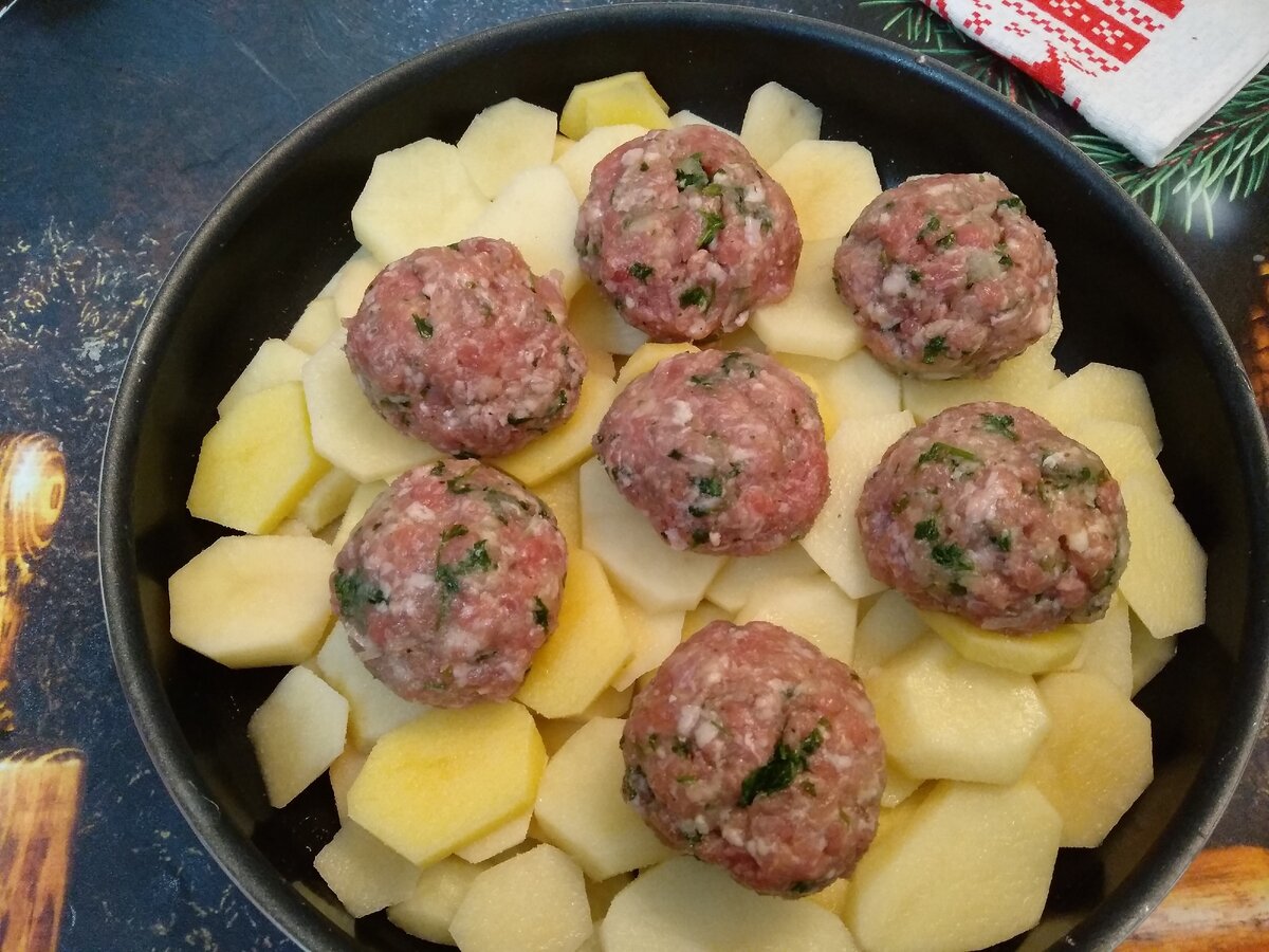 Картошка, тушеная с тефтелями - 7 пошаговых фото в рецепте