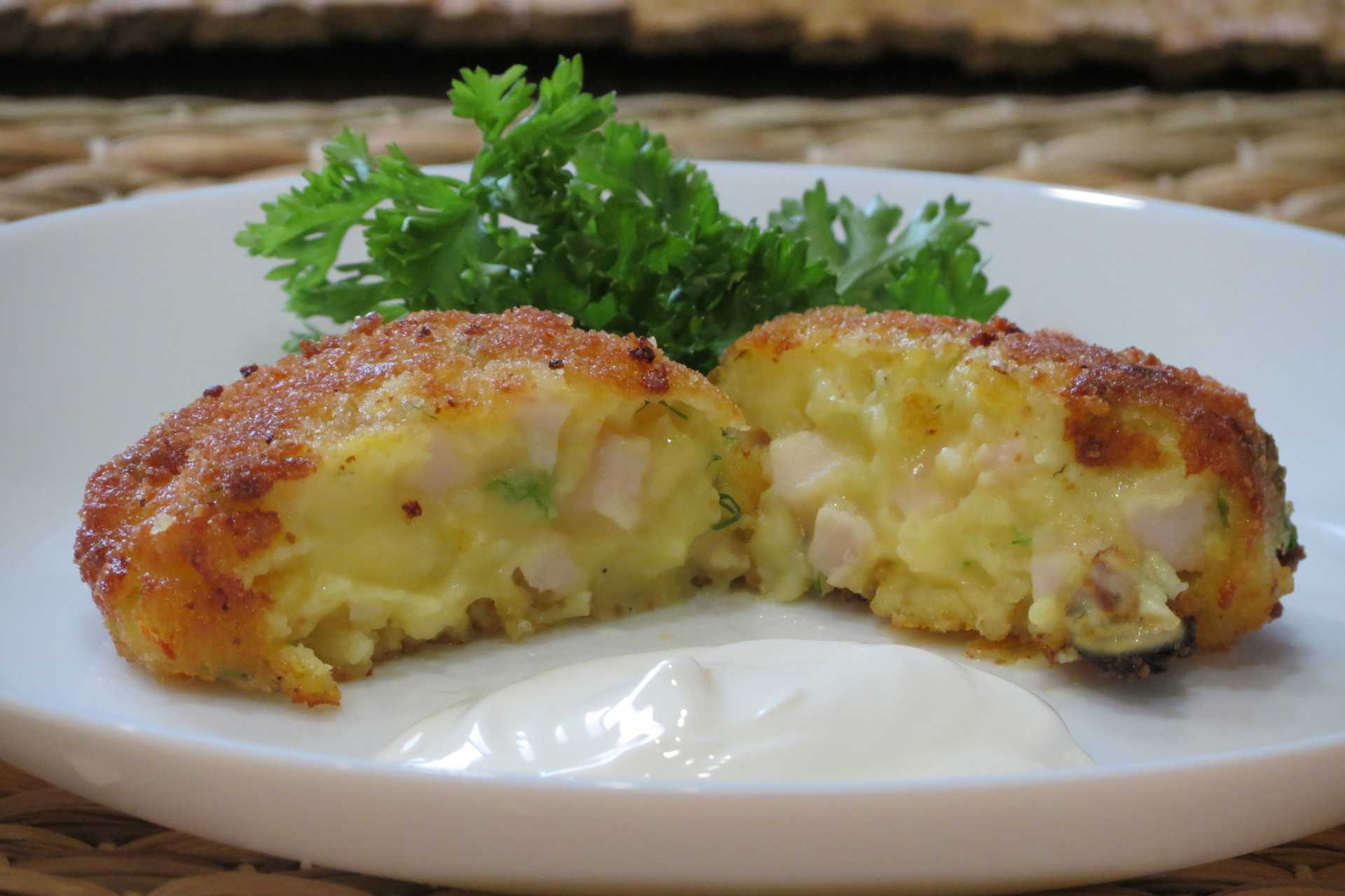 Котлеты из картофельного пюре: рецепт на сковороде с сырно-мясной начинкой | о еде и не только | яндекс дзен