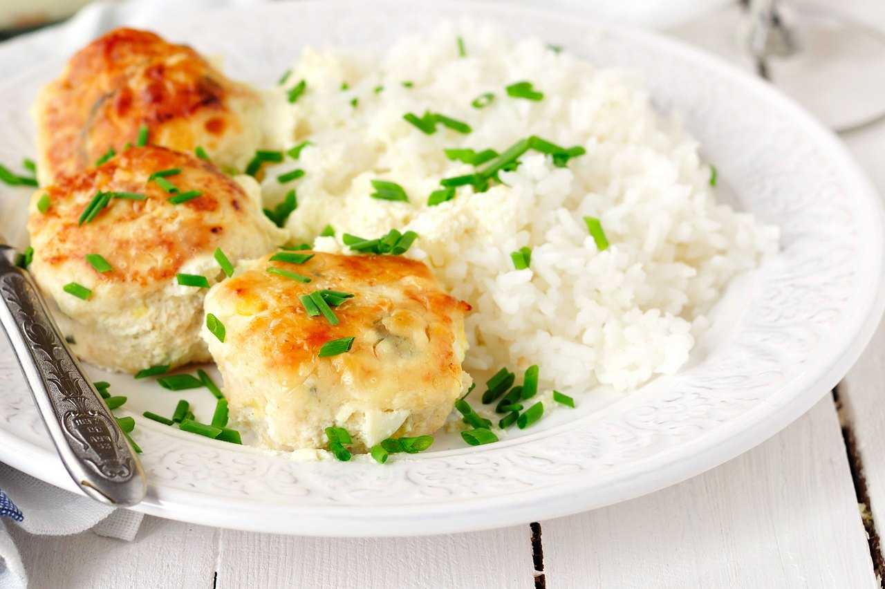 Рисовые биточки с курицей и сыром – кулинарный рецепт