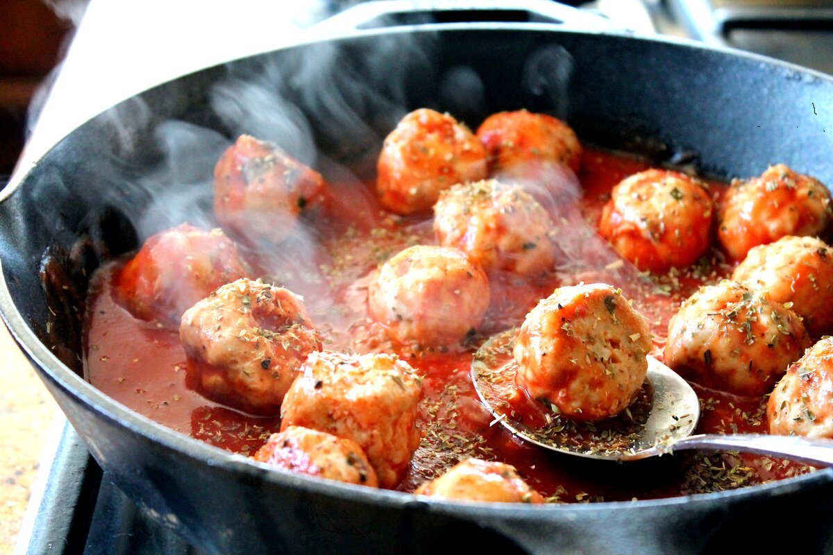 Тефтели в томатном соусе с картофельным пюре на гарнир « рецепты надежды