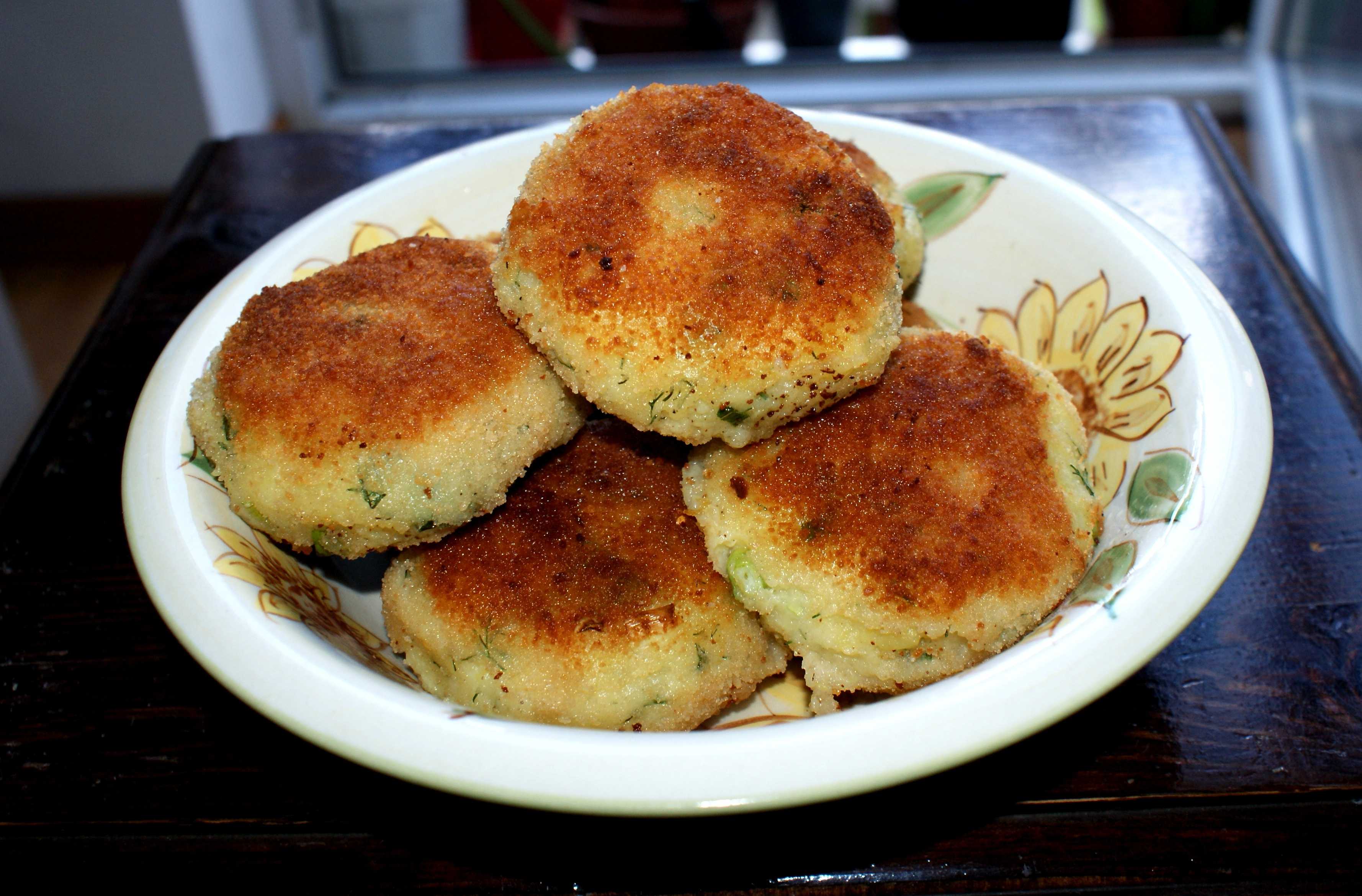 Картофельные котлеты с твердым сыром в духовке рецепт с фото пошагово