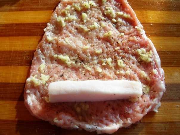 Мясные пальчики из свинины с начинкой из орехов, грибов, сыра и сала