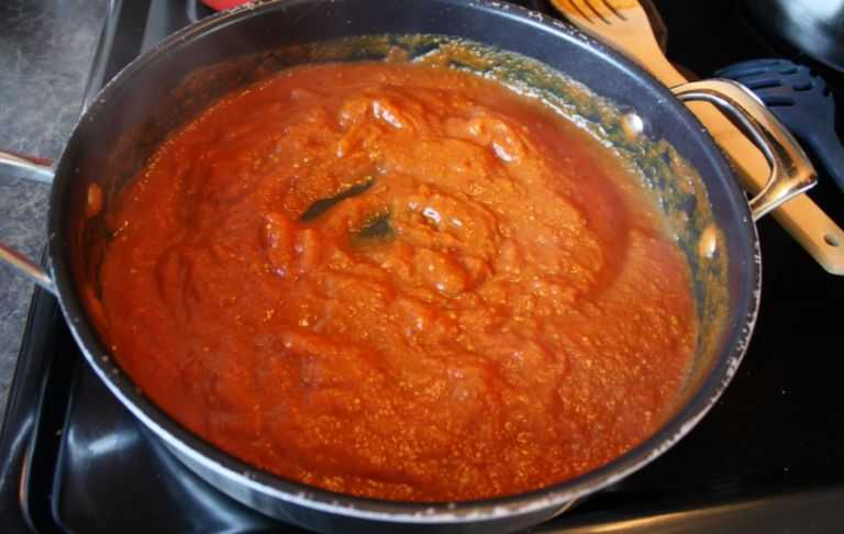 Вкусные котлеты в соусе. подлива с томатной пастой для котлет как в столовой. рецепт подливы для котлет.