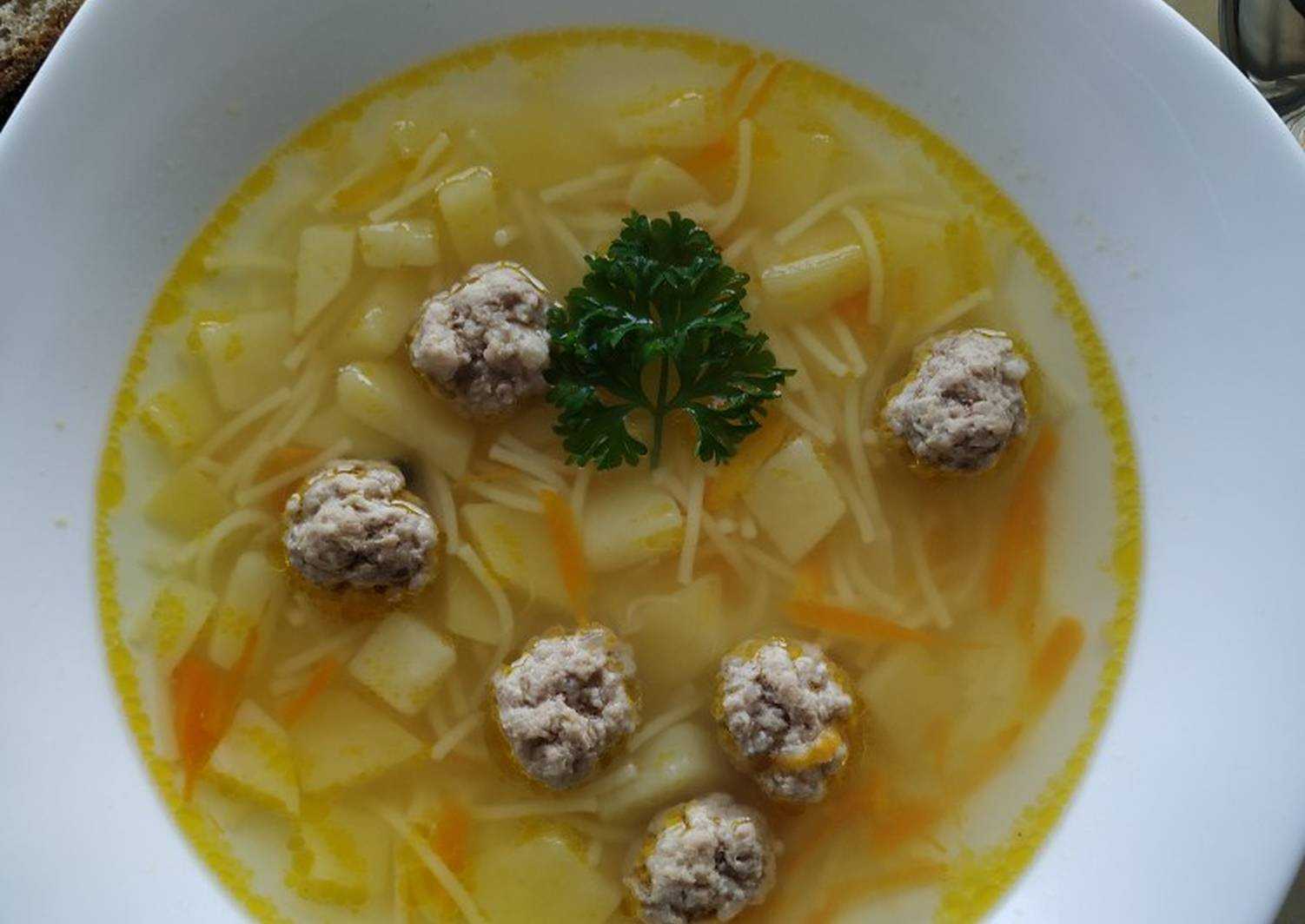 Суп с фрикадельками и вермишелью и картошкой